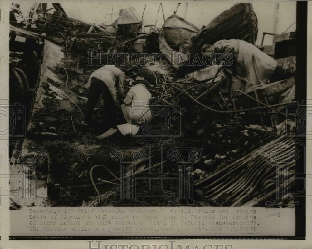 1949 Press Photo Grief Brothers sift ruins on Upper Deck of burned Mororic. - Historic Images