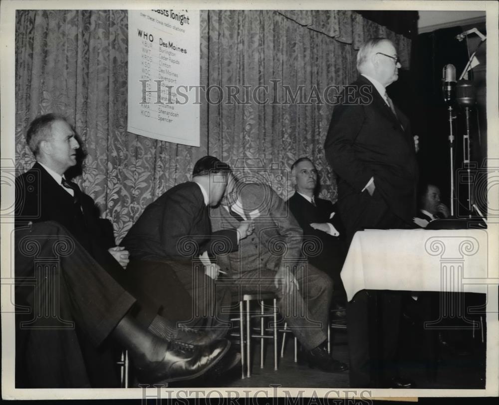 1943 Press Photo President Herbert Hoover, Merell Q. Sharpe at Corn Belt Con. - Historic Images