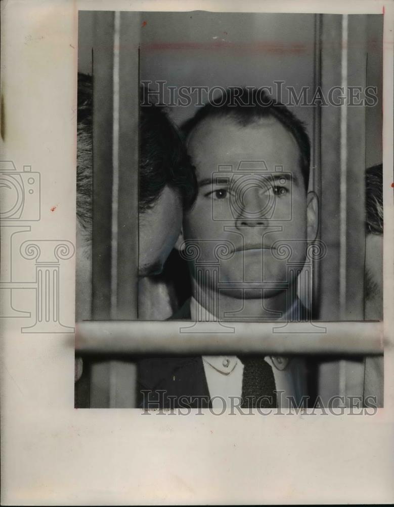 1954 Press Photo Dr Sam Sheppard in police custody for wife&#39;s death - Historic Images