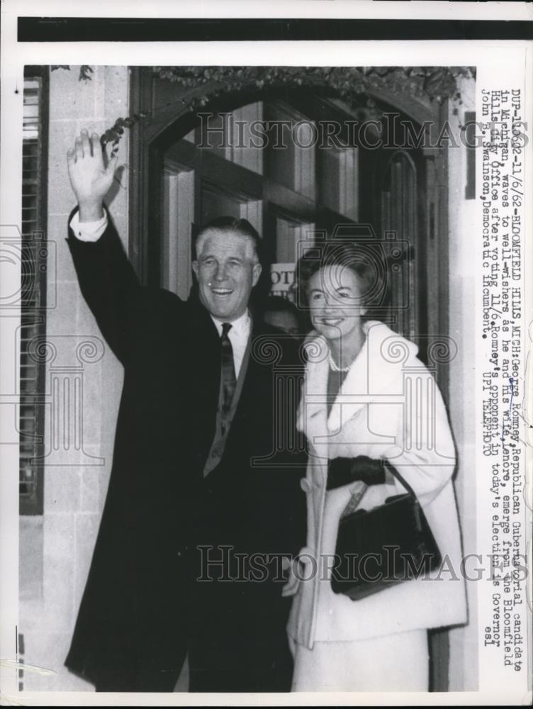 1962 Press Photo Michigan Governor George W. Romney &amp; Wife Lenore Wave to Crowd - Historic Images