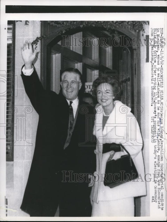 1962 Press Photo Michigan Governor George W. Romney & Wife Lenore Wave to Crowd - Historic Images
