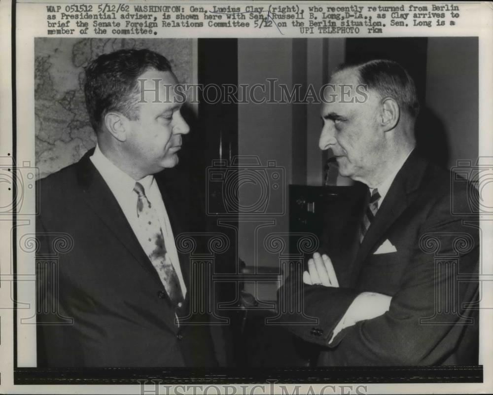 1962 Press Photo Gen. Lucius Clay speaks to Sen. Russell Long after Berlin trip - Historic Images