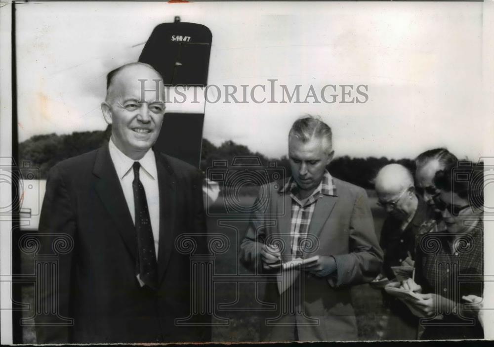 1956 Press Photo Minnesota Governor Harold Stassen at Gettysburg Airport - Historic Images