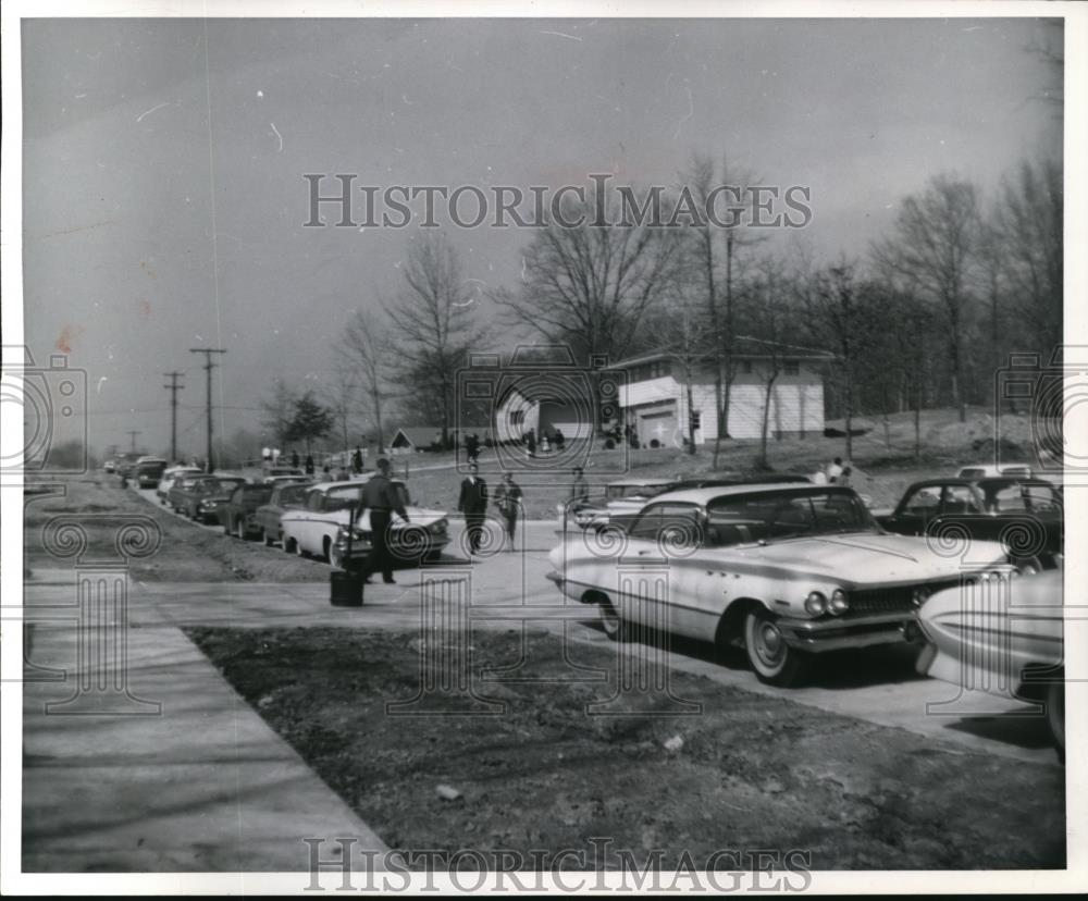 1962 Press Photo Crowd Visited Three Model Homes In Dogwood Estates - Historic Images