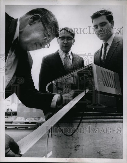 1970 Press Photo Ohio Health Department engineers read printout out in the field - Historic Images