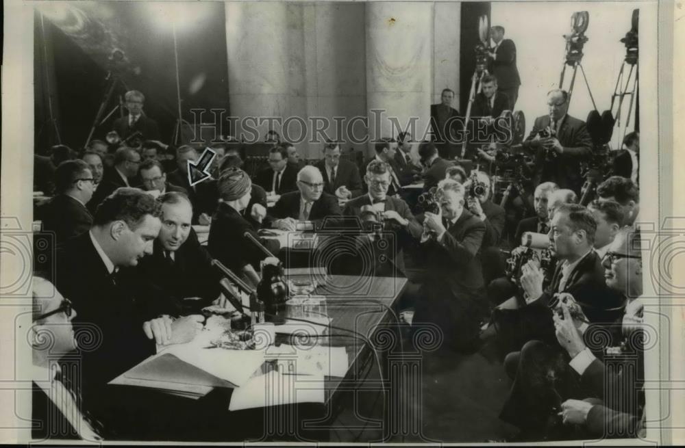 1964 Press Photo 2nd from left Robert Baker faced battery of cameramen in Senate - Historic Images