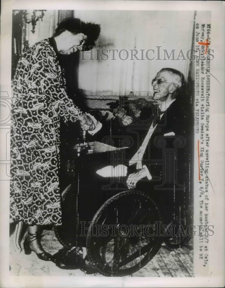 1950 Press Photo Mrs Eleanor Roosevelt visits with King Gustav V in Stockholm - Historic Images