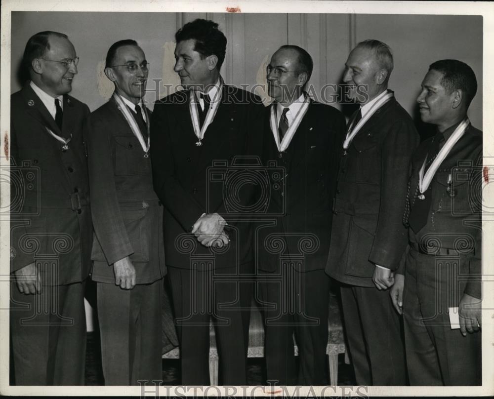 1945 Press Photo Earl Boner, C G Kinley, Governor Lausche, John Martin - Historic Images