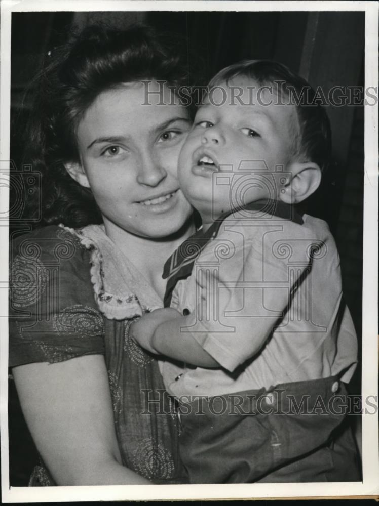 1942 Press Photo Mrs Christine Lewis &amp; son Charles Everett lost boy found - Historic Images