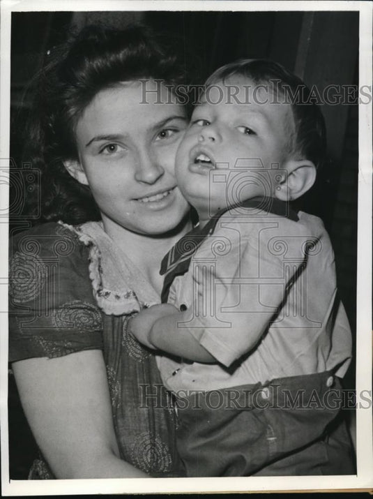 1942 Press Photo Mrs Christine Lewis & son Charles Everett lost boy found - Historic Images