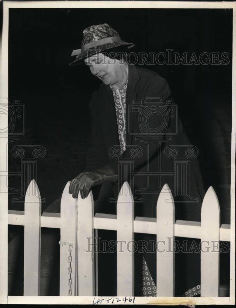 1938 Press Photo Mrs. Anna Laura Barnett Locking Her Gate - Historic Images