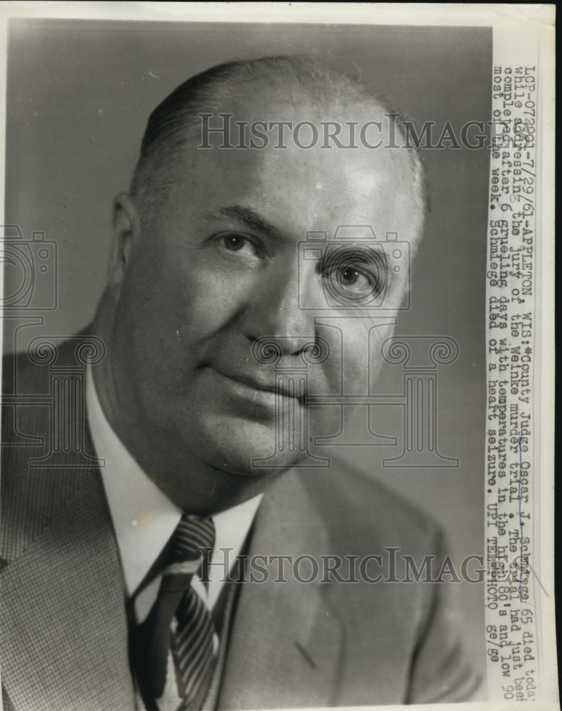 1961 Press Photo County Judge Oscar J. Schmiege died while addresing the Jury. - Historic Images