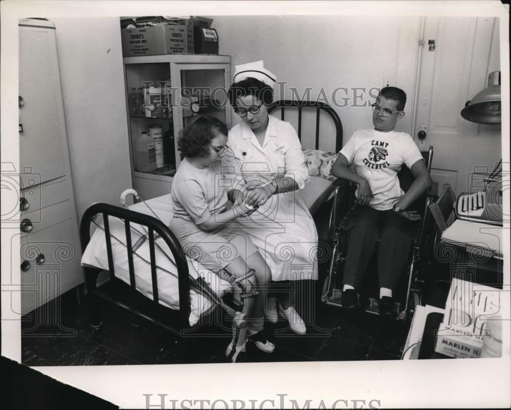 1963 Press Photo Nurse Taking Care Of The Children At The Clinic - Historic Images