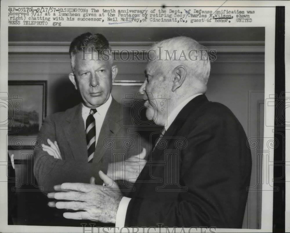 1957 Press Photo Charles Wilson retiring Secy of Defense with Neil McElroy - Historic Images