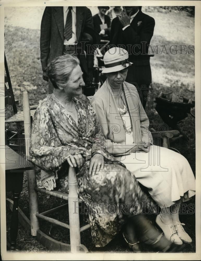 1933 Press Photo Mrs Franklin D Roosevelt at Exhibition of Farm Women&#39;s Activiti - Historic Images