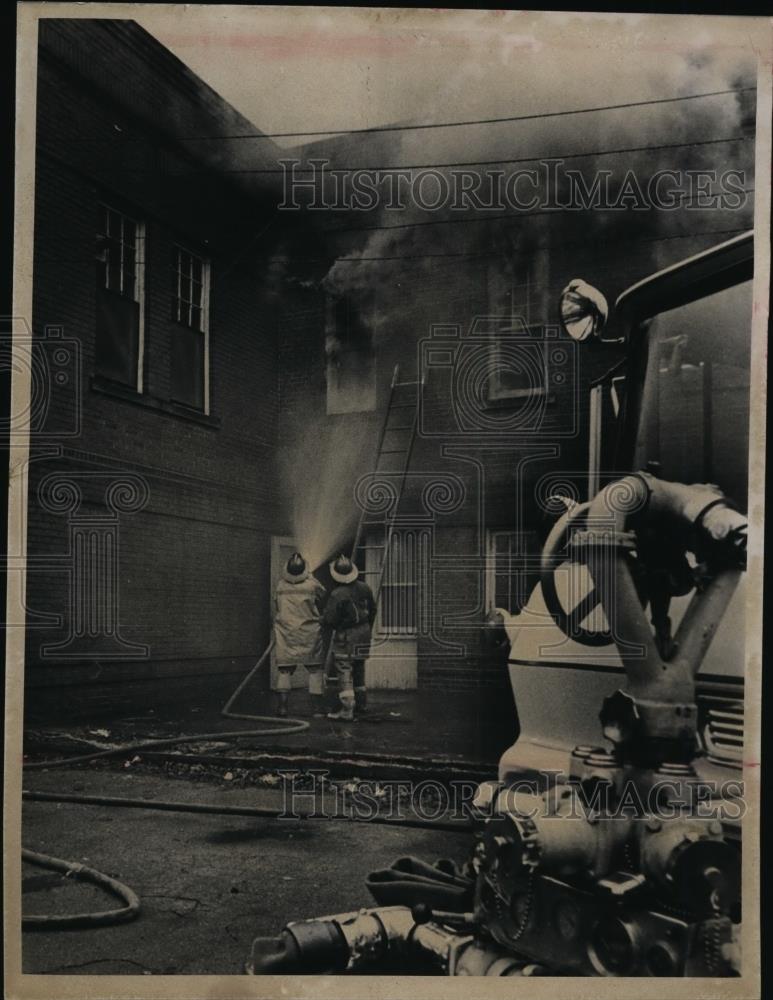 Press Photo Firemen putting out fire - Historic Images