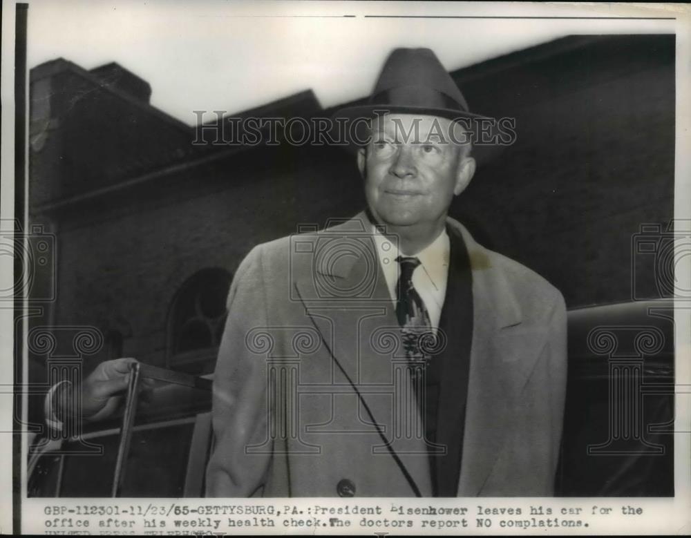 1965 Press Photo Pres. Dwight Eisenhower leave his car for his weekly checkup. - Historic Images