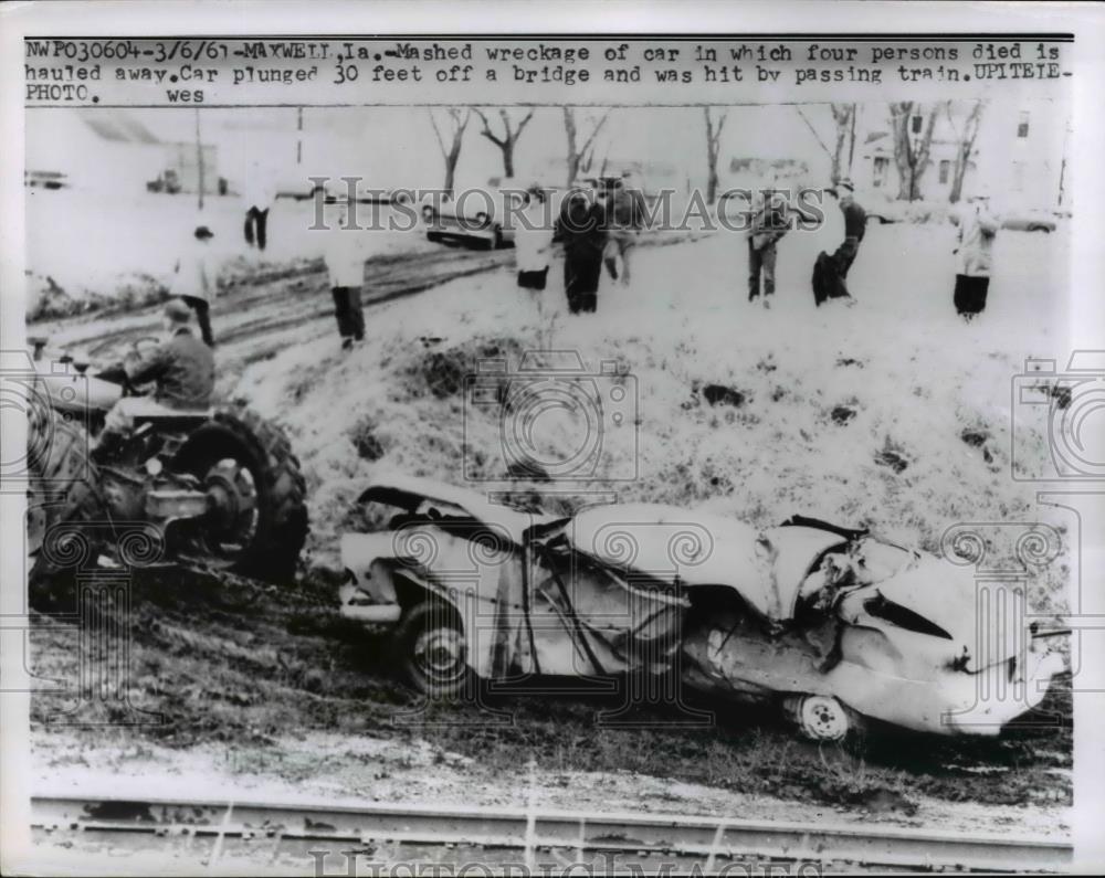 1961 Press Photo 4 Persons died in Mashed wreckage - Historic Images