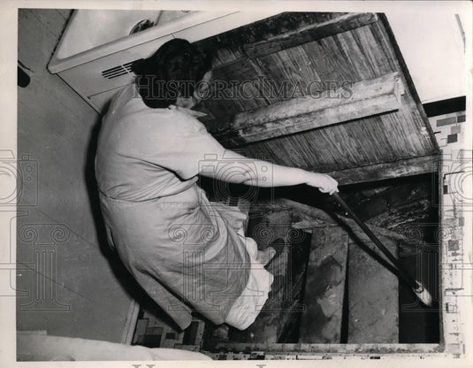 Press Photo Woman Sarah Johnston Shows Flood Water Up to Third Step in Home - Historic Images