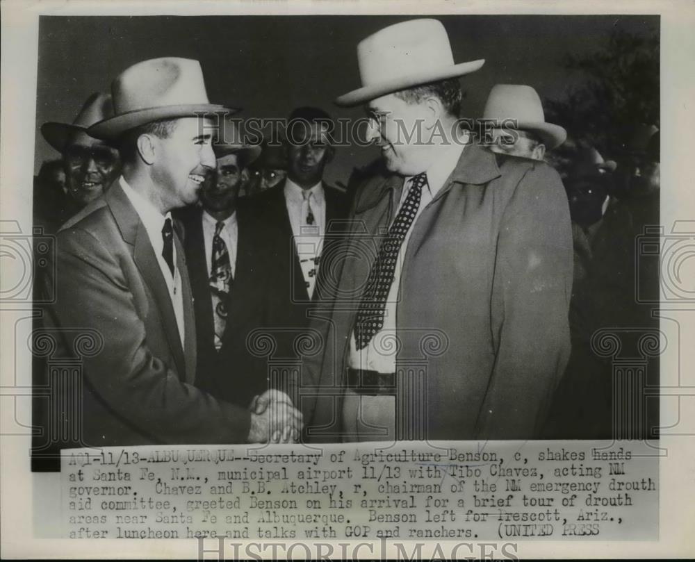 1953 Press Photo Sec of Agriculture Benson shakes hands with acting New Mexico - Historic Images