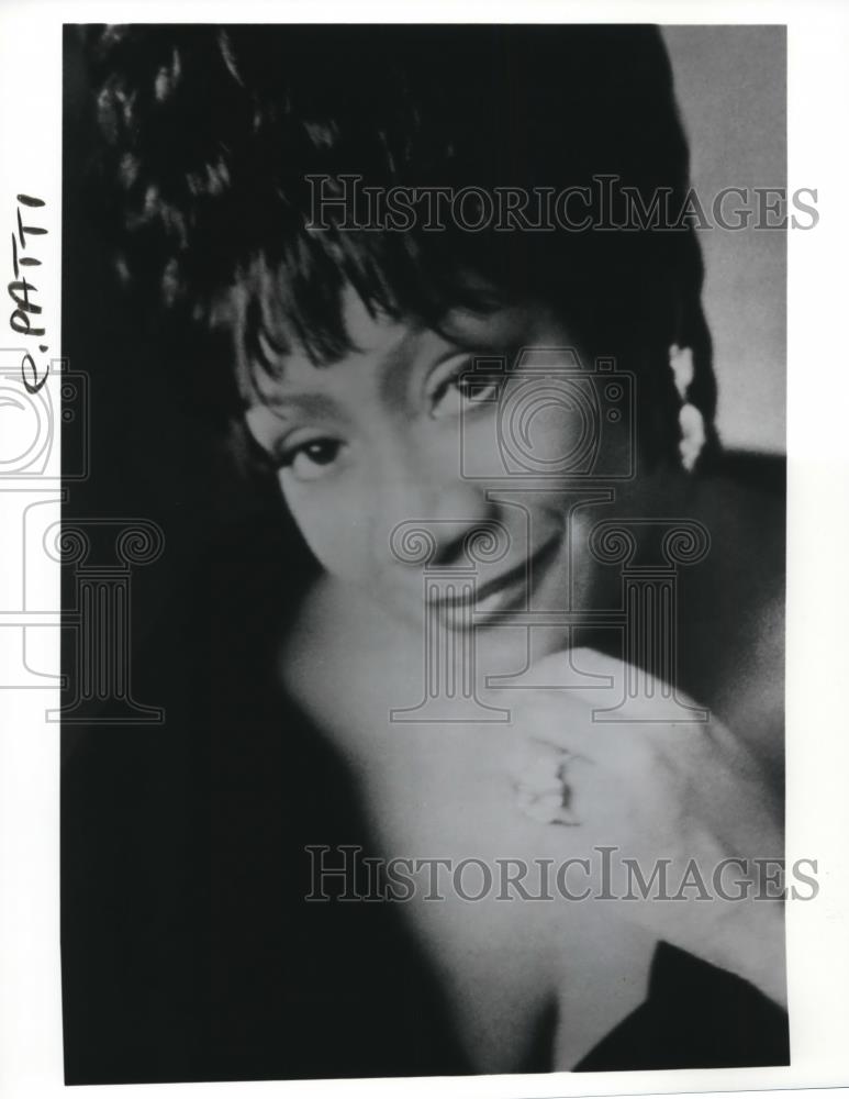 1994 Press Photo Patti Labelle Shown with her Hand under her Chin - cva96019 - Historic Images