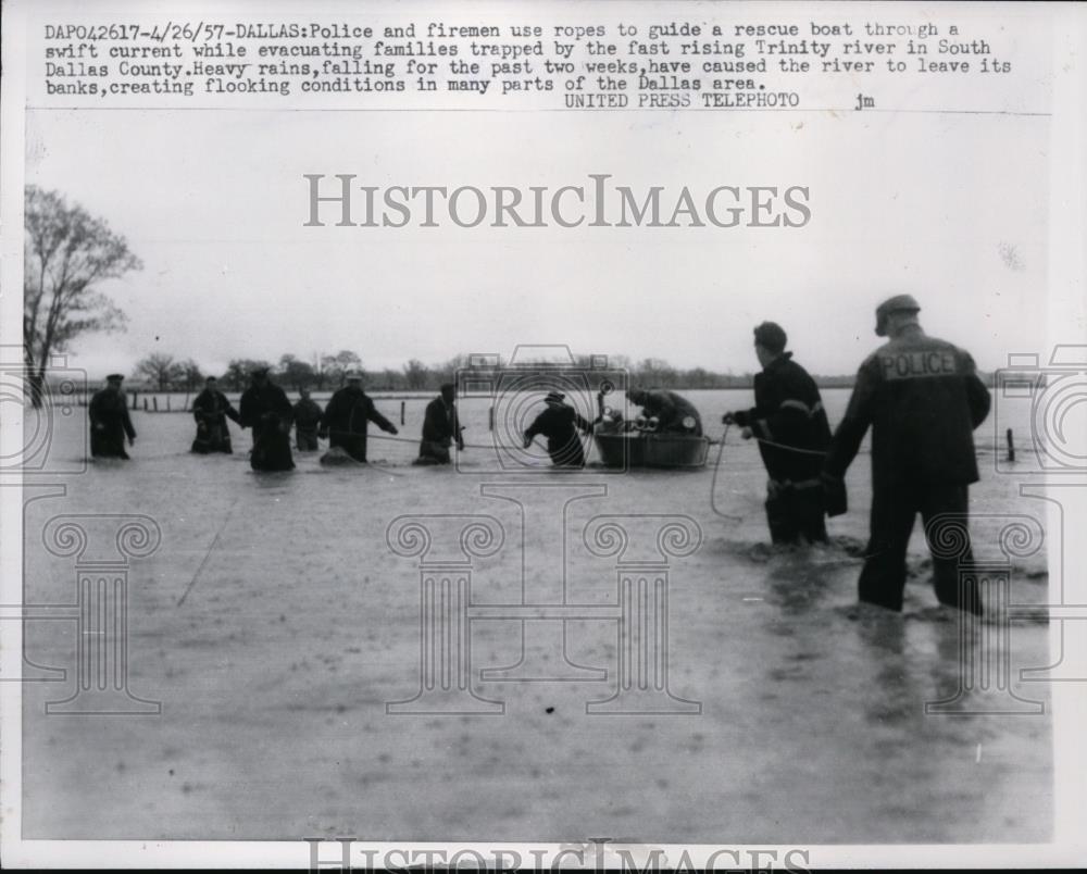 1957 Press Photo Dallas Texas, Trinity River Flood Rescue Efforts - Historic Images