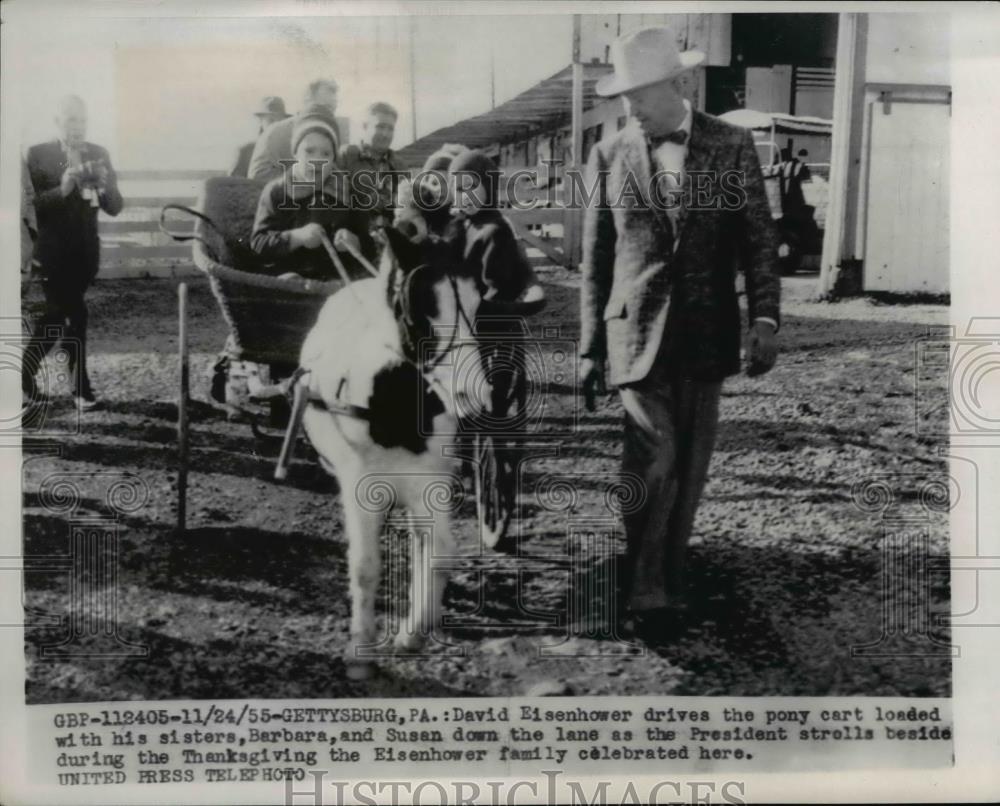 1955 Press Photo Pres, Eisenhower and Family stroll during Thanksgiving. - Historic Images