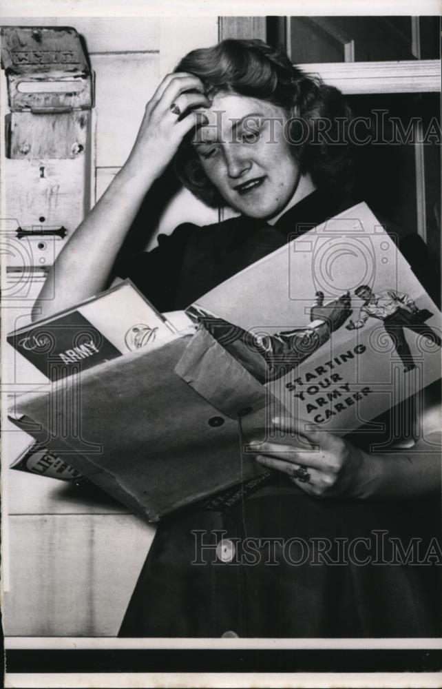 1955 Press Photo Macksene Ferre Salt Lake Utah high school girl draft notice - Historic Images