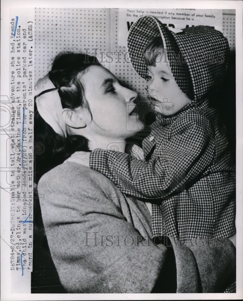 1951 Press Photo Detroit Brenda Timms clings to mother Maxine at police station - Historic Images