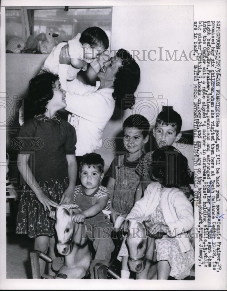 1958 Press Photo Connie Fraiser Visiting Her 6 Children at Child Center - Historic Images