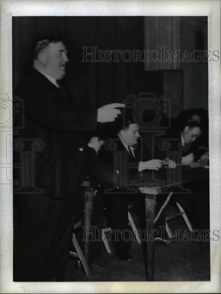 1943 Press Photo Thomas Lambert, Federal Mediator address to Pennsylvania Miners - Historic Images