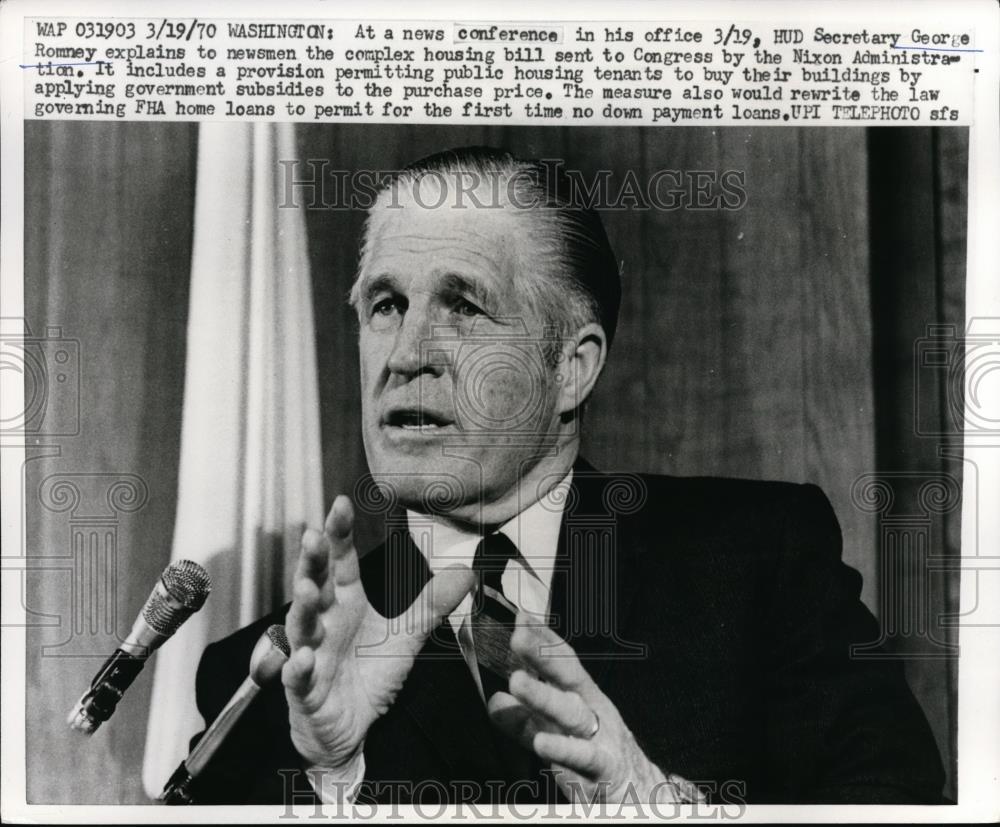 1970 Press Photo HUD Secretary George Romney at a news conference about housing - Historic Images