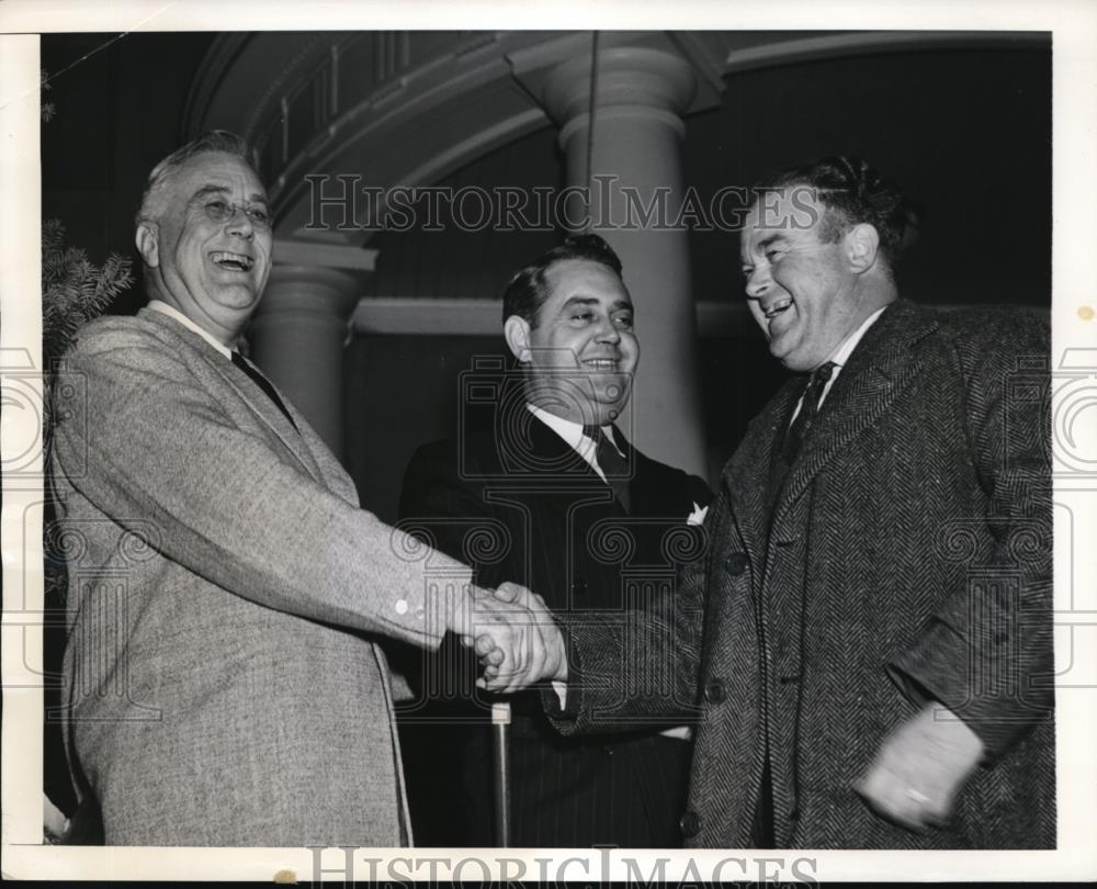 1941 Press Photo President Franklin Roosevelt &amp; Elmer J Van Wagner - Historic Images