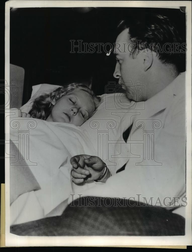 1935 Press Photo Mrs. Mary McKenney collapse after captured by Mexican bandits - Historic Images