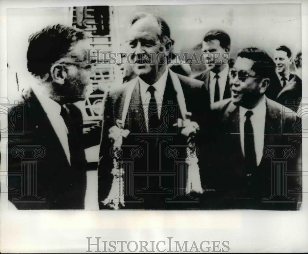 1969 Press Photo Bankkok-Secy of State Wm Rogers with Leonard Hagar - Historic Images