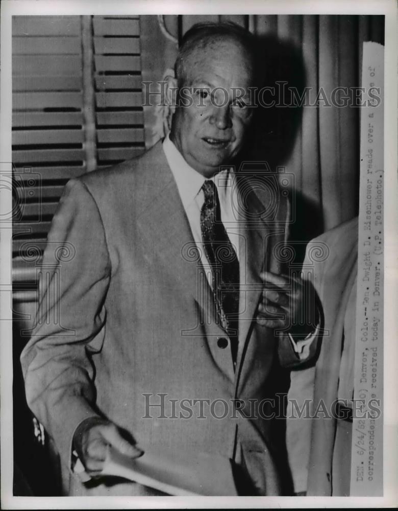 1952 Press Photo Ge. Dwight Eisenhower reads over a file on Denver. - Historic Images