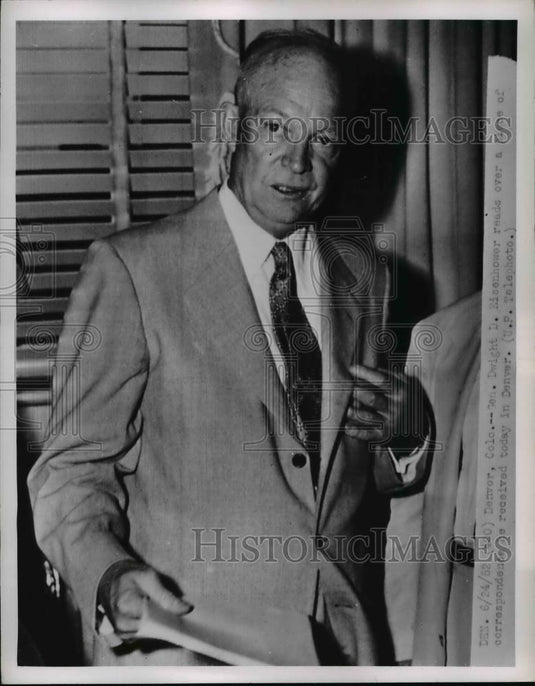 1952 Press Photo Ge. Dwight Eisenhower reads over a file on Denver. - Historic Images