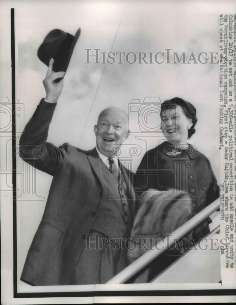 1958 Press Photo President Eisenhower &amp; wife Mamie board plane in DC - Historic Images