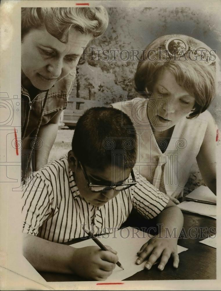 1967 Press Photo Mrs Gertrude Paul, Yes Campdreeher-student &amp; Gayle Slathe - Historic Images