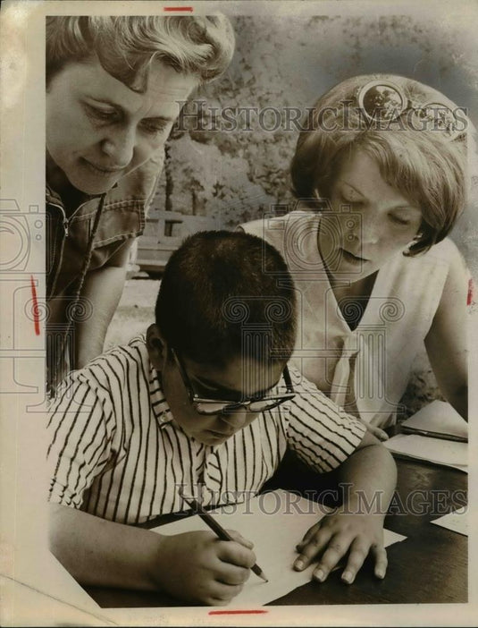 1967 Press Photo Mrs Gertrude Paul, Yes Campdreeher-student & Gayle Slathe - Historic Images