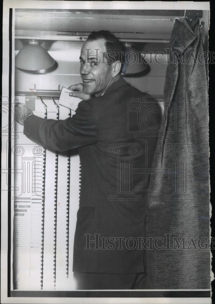 1957 Press Photo Thad Hutcheson, Houston Texas Attorney - Historic Images
