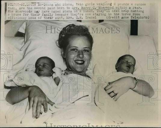 1947 Press Photo Mrs. Harry C. Sherwood with her second pair born Twins. - Historic Images
