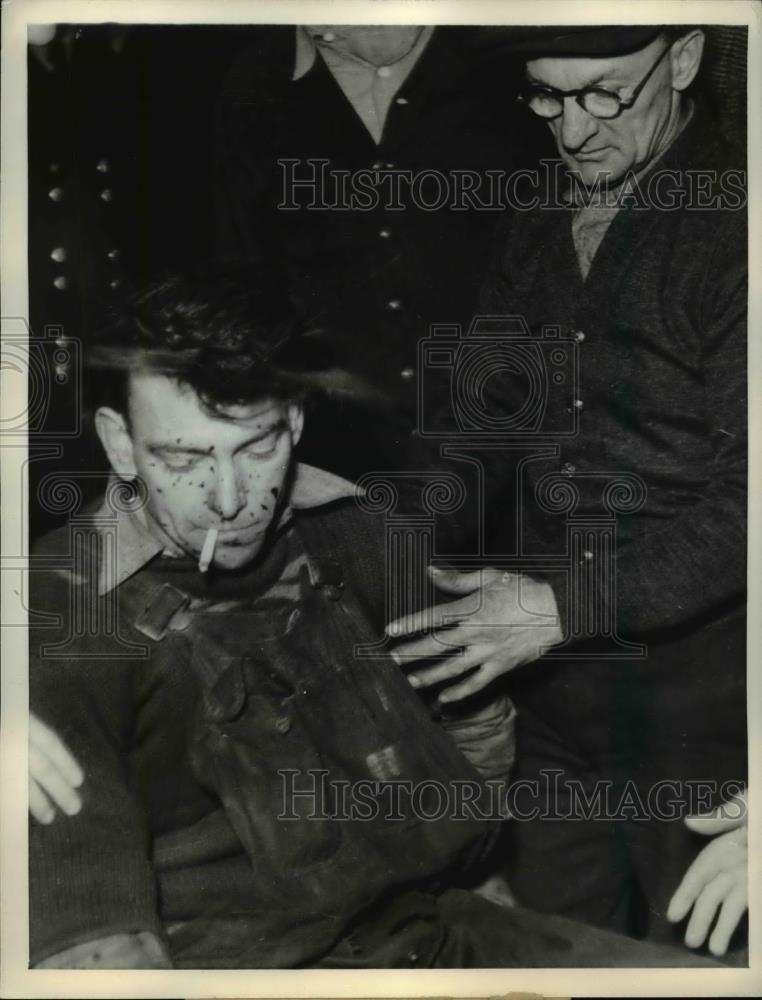 1936 Press Photo Steeplejack Bob Barieter Rescued After Accident, Illinois - Historic Images