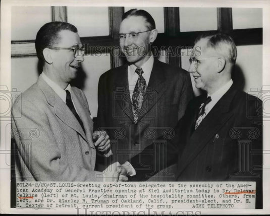 1950 Press Photo St Louis-Dr Delevane Calkins greets Dr Stanley Truman - Historic Images
