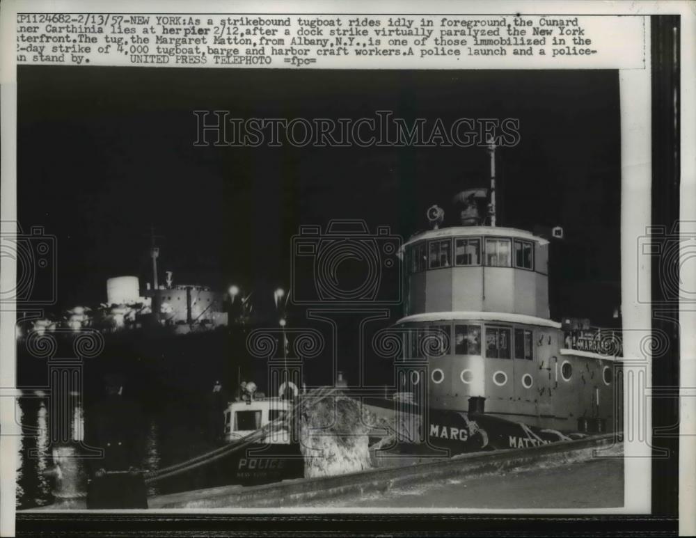 1957 Press Photo New York Strikebound tugboat rides idly in foreground - Historic Images