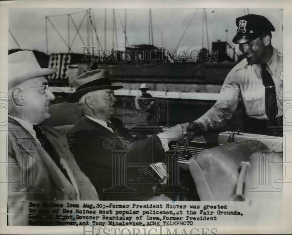 1951 Press Photo Pres. Hoover greeted by Des Moines policeman at Fair GroundS. - Historic Images