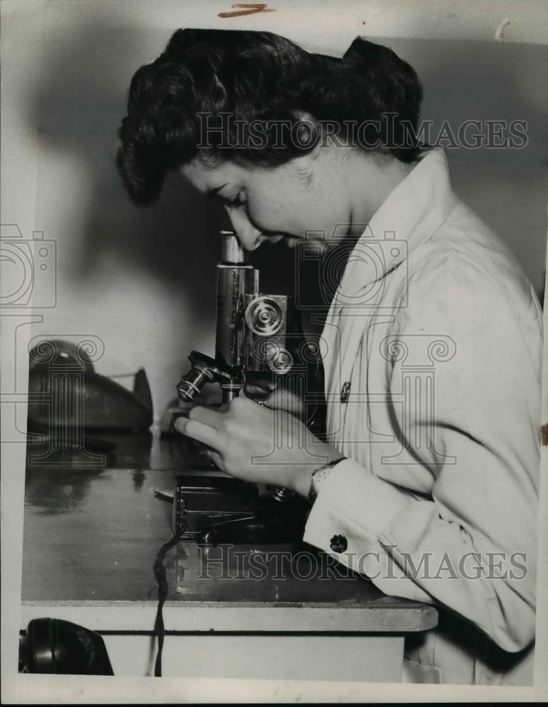 1946 Press Photo Miss Anne Stefan looks at ragweed thur a microscope - Historic Images