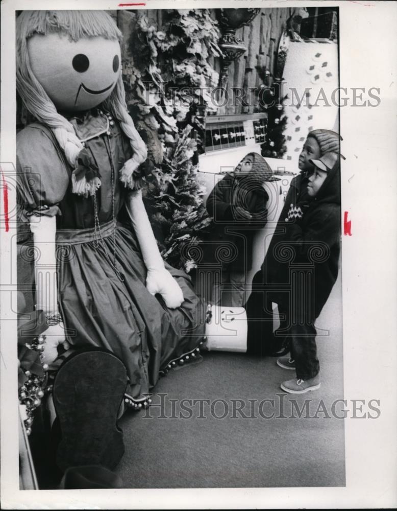 1969 Press Photo Children of Mrs. Mary Galdden looking at a giant Doll. - Historic Images