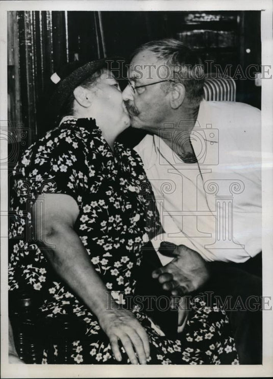 1939 Press Photo Mrs Barbara Bollmyer & Mrs Bollmyer Making Up After He Shot Her - Historic Images