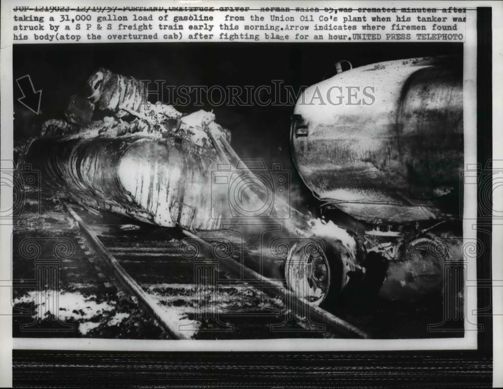 1958 Press Photo Herman Walch Tranker Struck SP&amp;S Freight Train - nee67259 - Historic Images